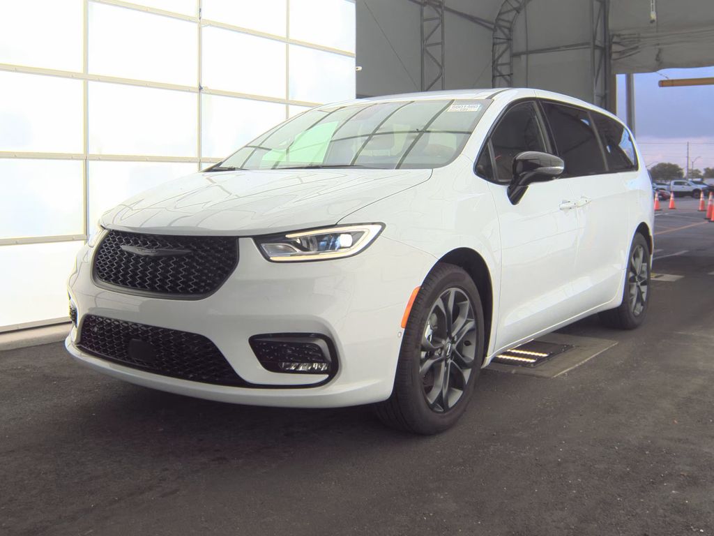 2026 Chrysler Pacifica Select photo