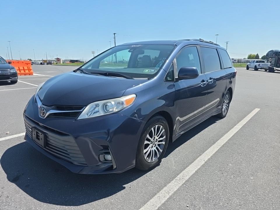 2018 Toyota Sienna XLE photo