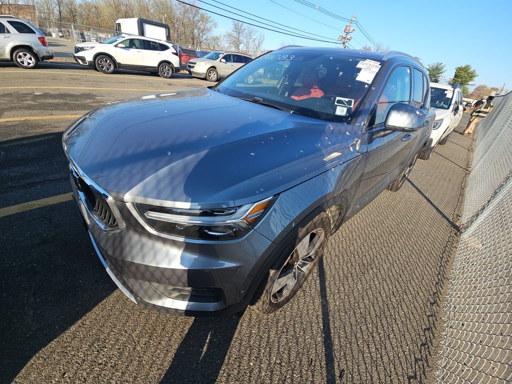 2019 Volvo XC40 Momentum photo