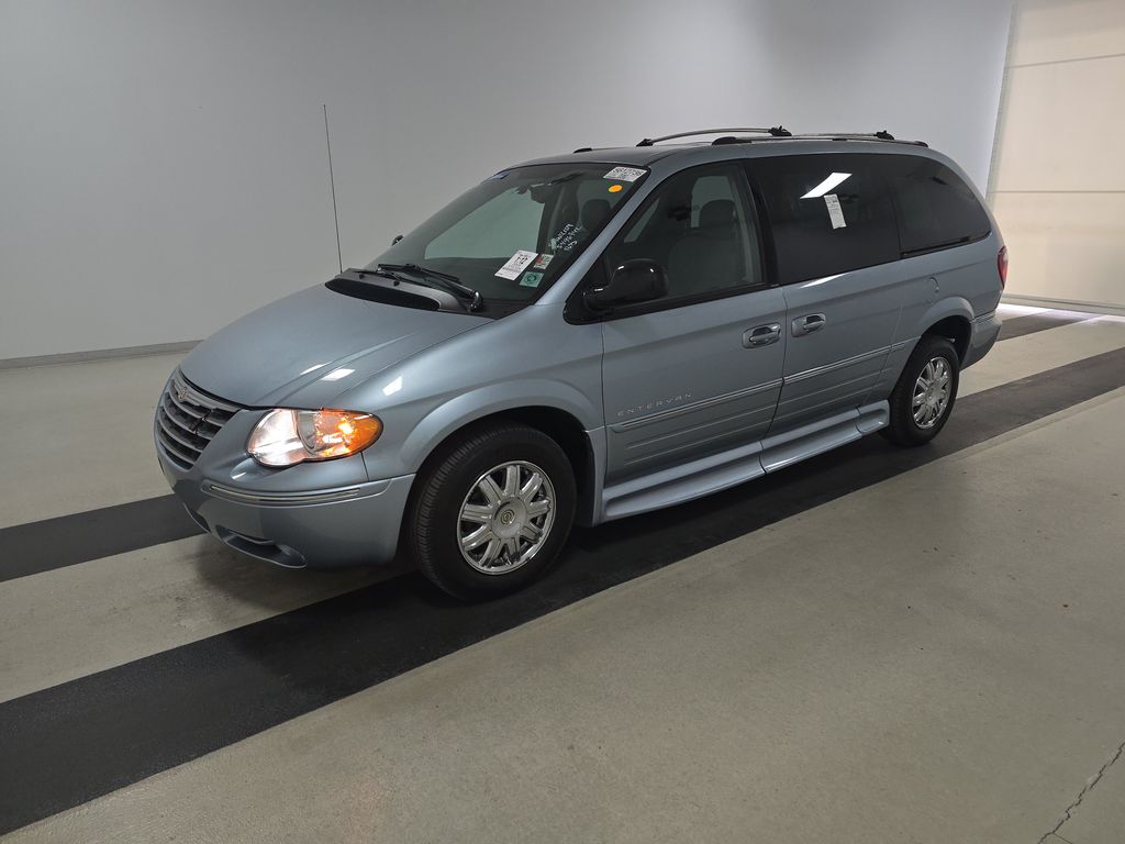 2005 Chrysler Town & Country Limited photo