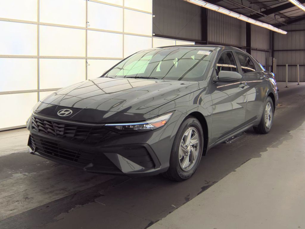 2025 Hyundai Elantra SE photo