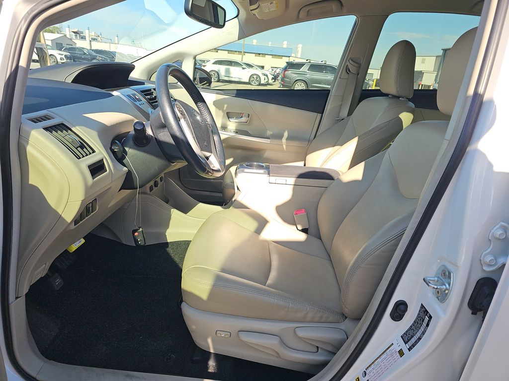 2013 Toyota Prius 5 photo