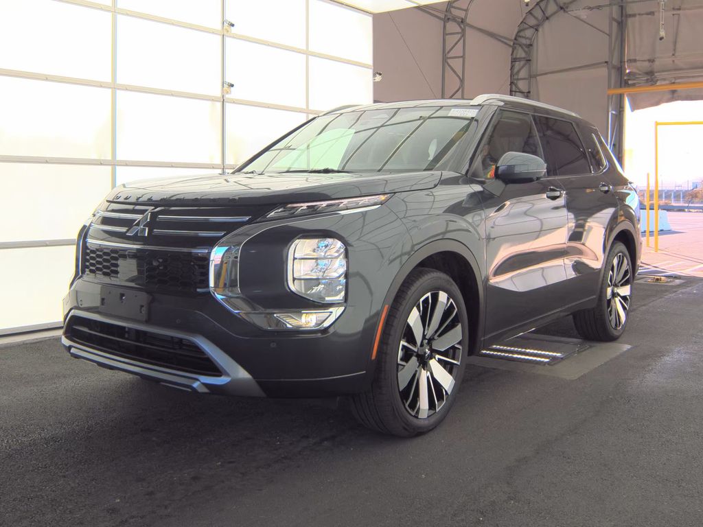 2025 Mitsubishi Outland SEL photo