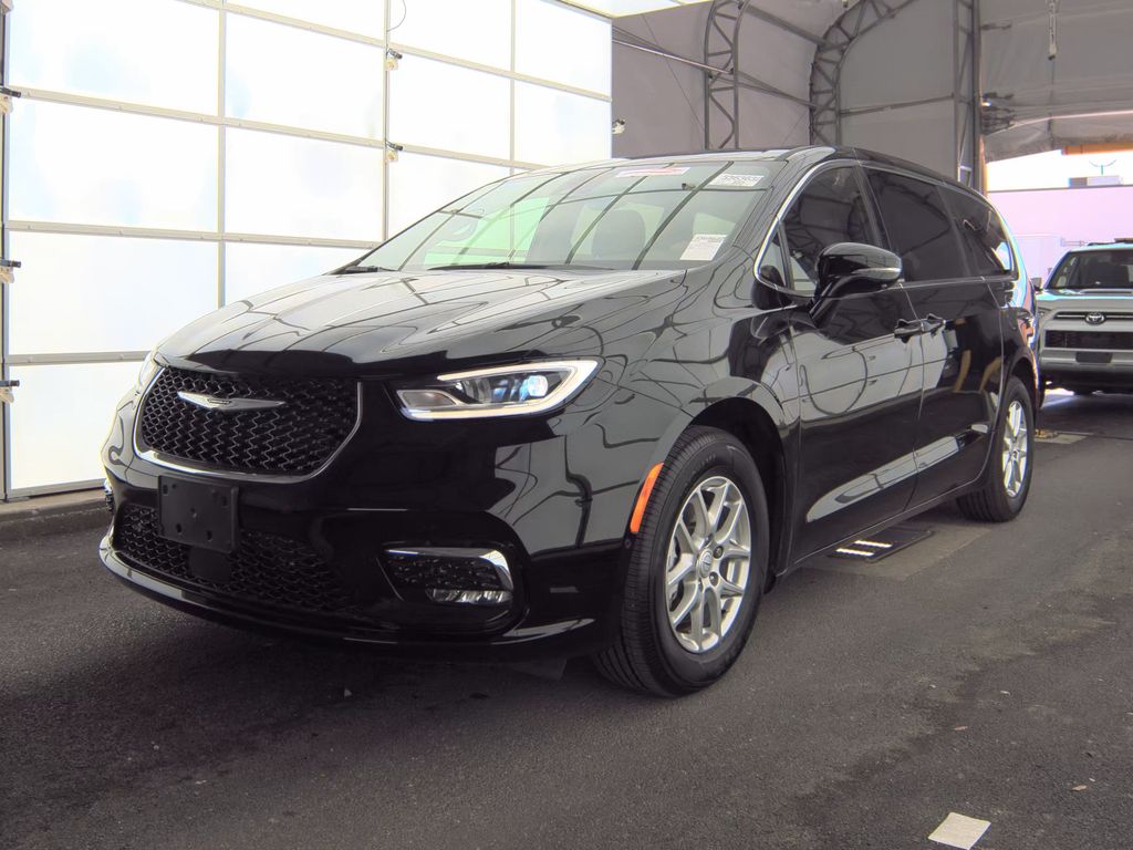 2025 Chrysler Pacifica Select photo