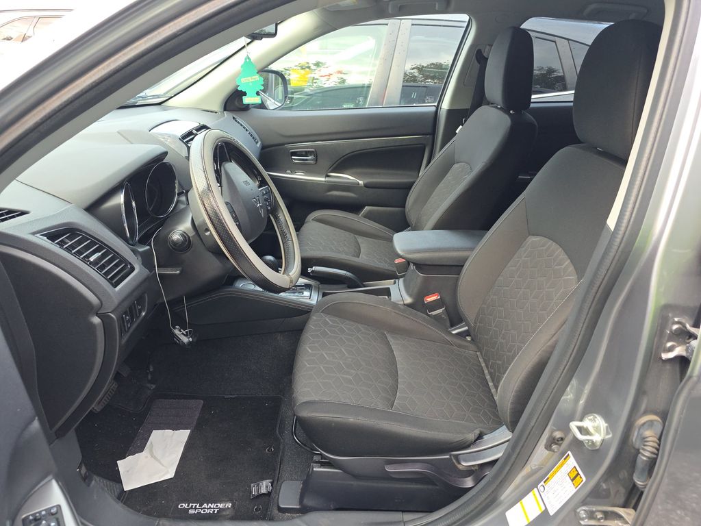 2021 Mitsubishi Outland SPT SE photo