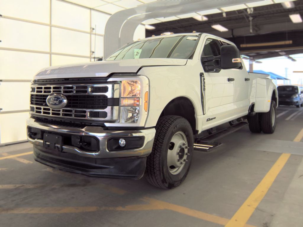 2025 Ford F-350 DRW XLT photo