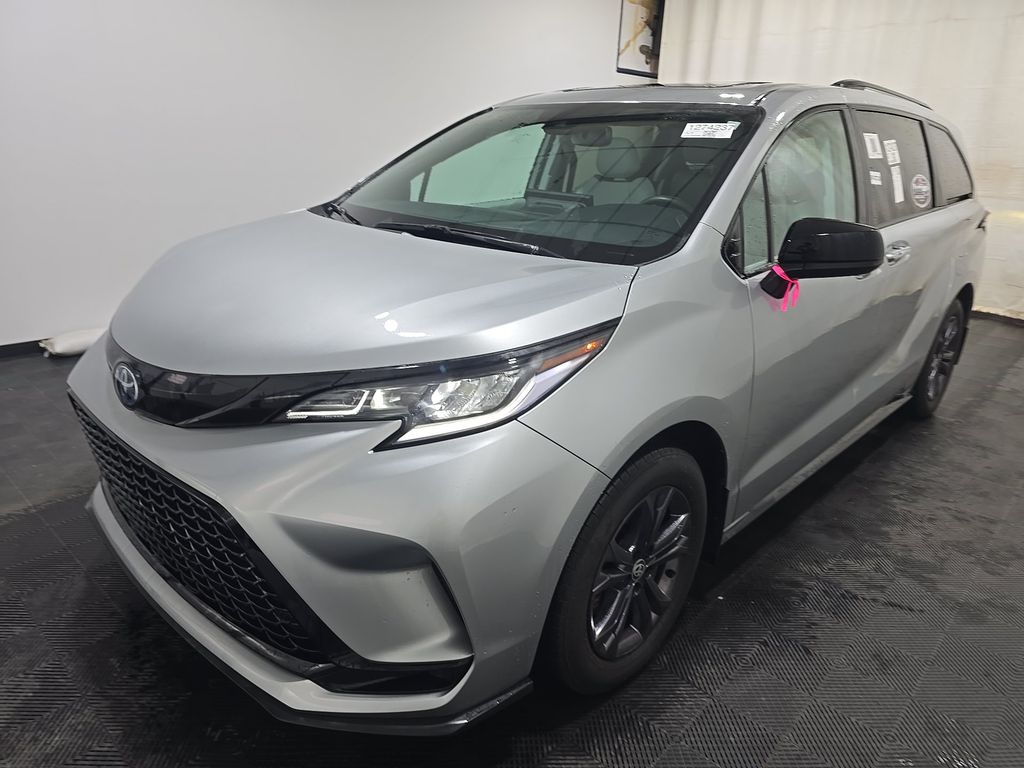 2025 Toyota Sienna LE photo