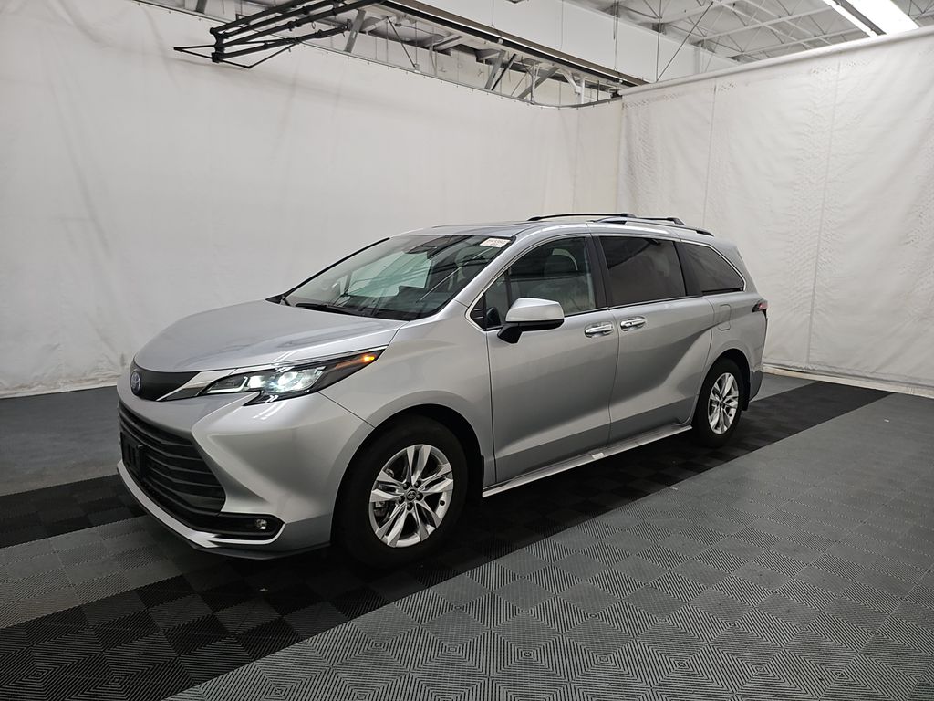 2025 Toyota Sienna XLE photo