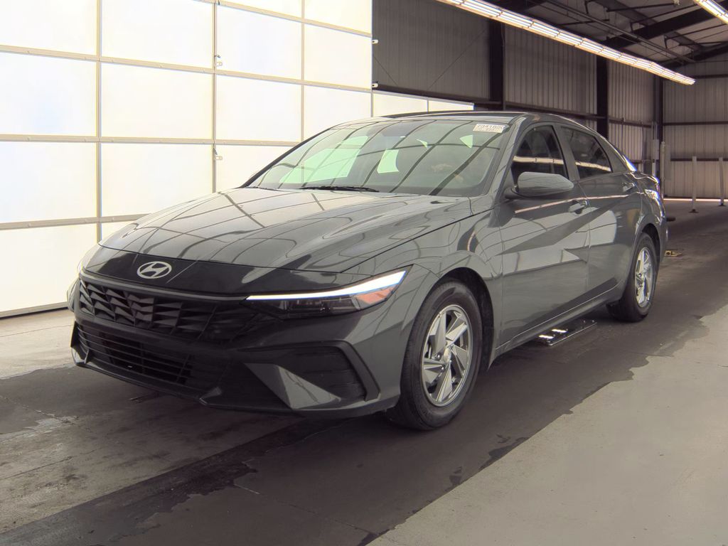 2025 Hyundai Elantra SE photo