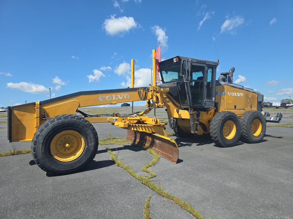 2004 Volvo G710B Grader 30000 LB photo