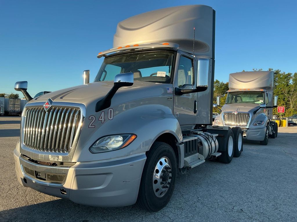 2021 International LT625 photo