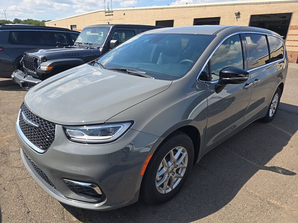 2025 Chrysler Pacifica Select photo