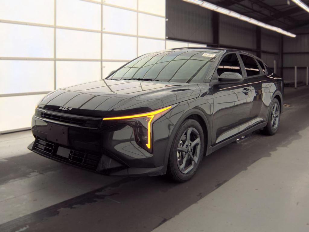 2025 Kia K4 LXS photo