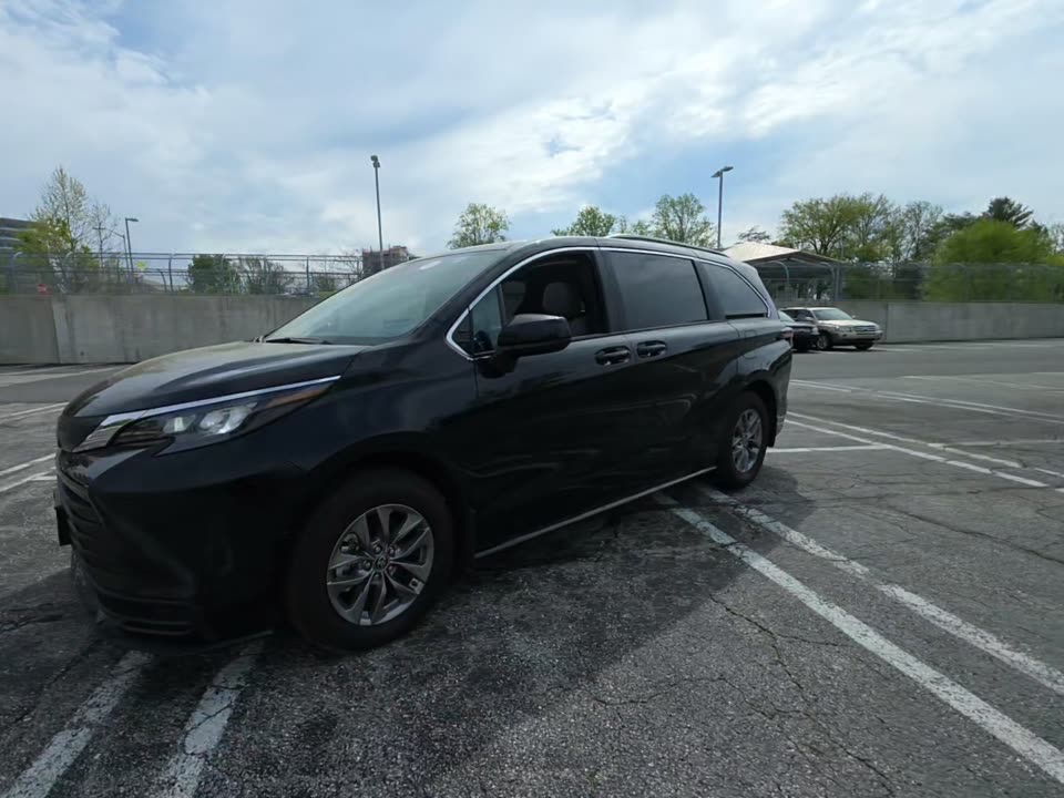 2025 Toyota Sienna LE photo