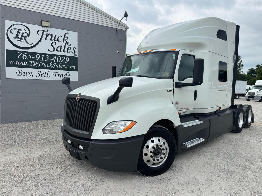2022 International LT625 photo