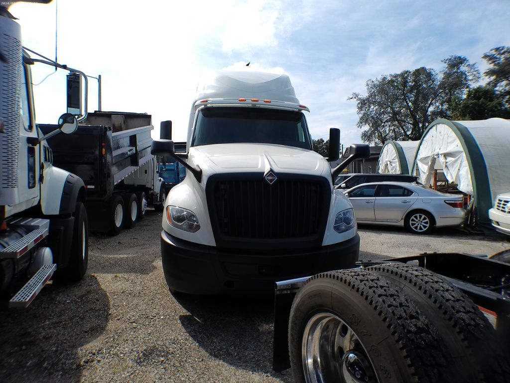 2020 International LT625 photo