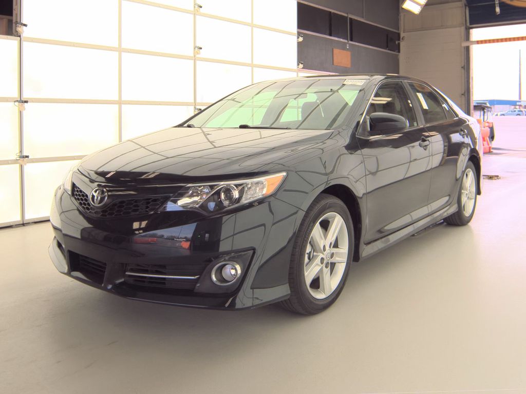 2014 Toyota Camry SE photo