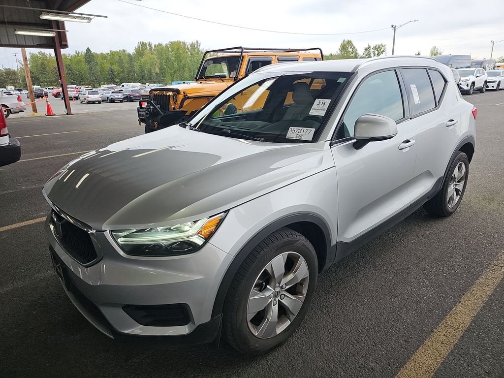 2019 Volvo XC40 Momentum photo