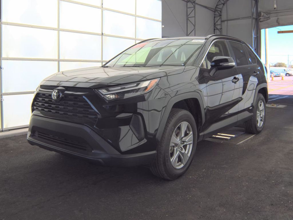 2025 Toyota RAV4 Hybrid XLE photo