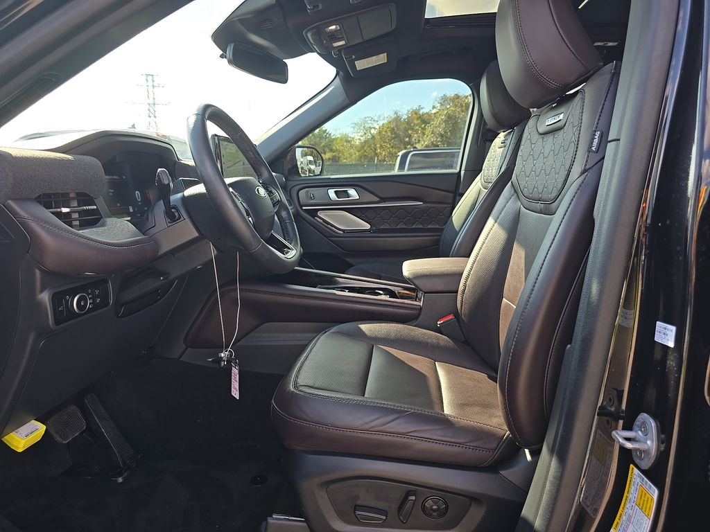 2025 Ford Explorer Platinum photo