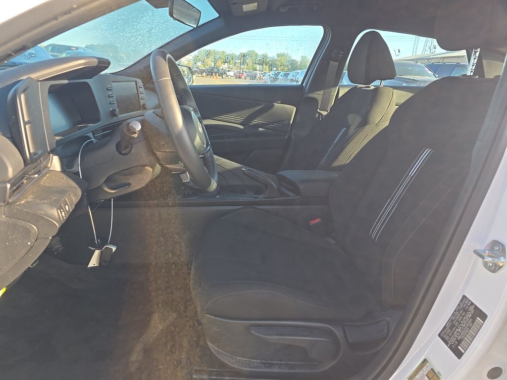 2025 Hyundai Elantra SEL Sport photo