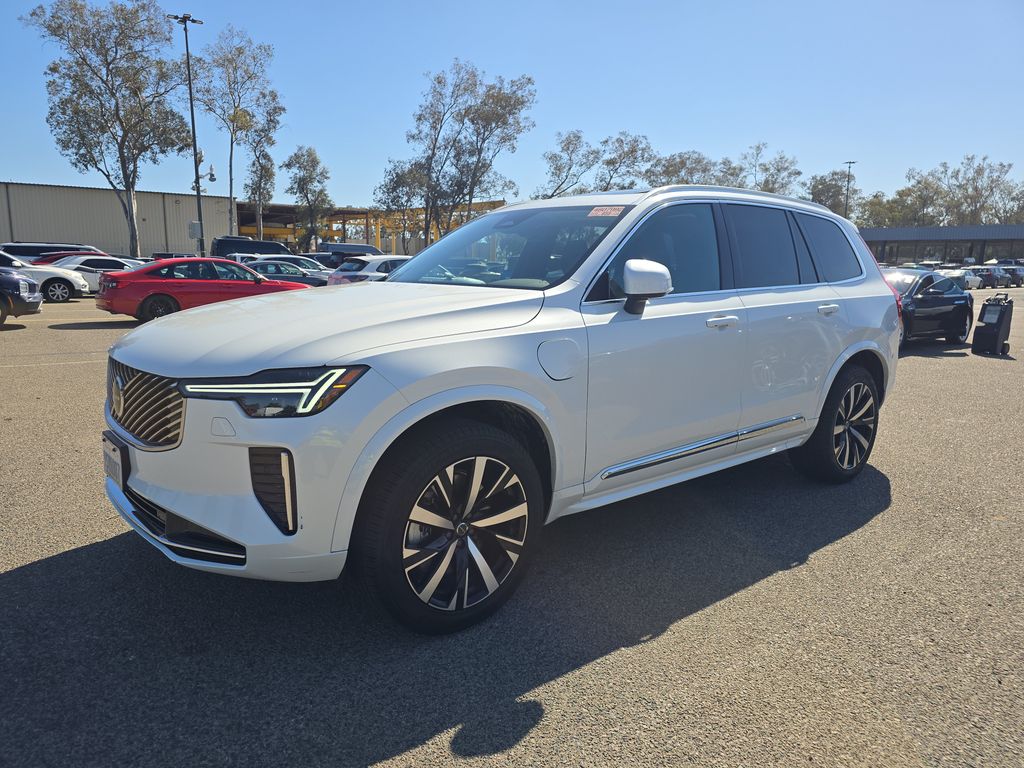 2025 Volvo XC90 Core photo