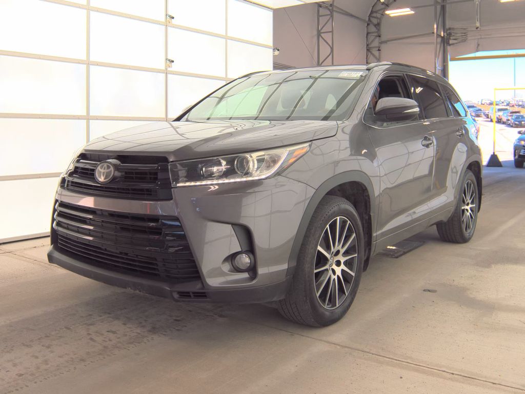 2017 Toyota Highlander SE photo