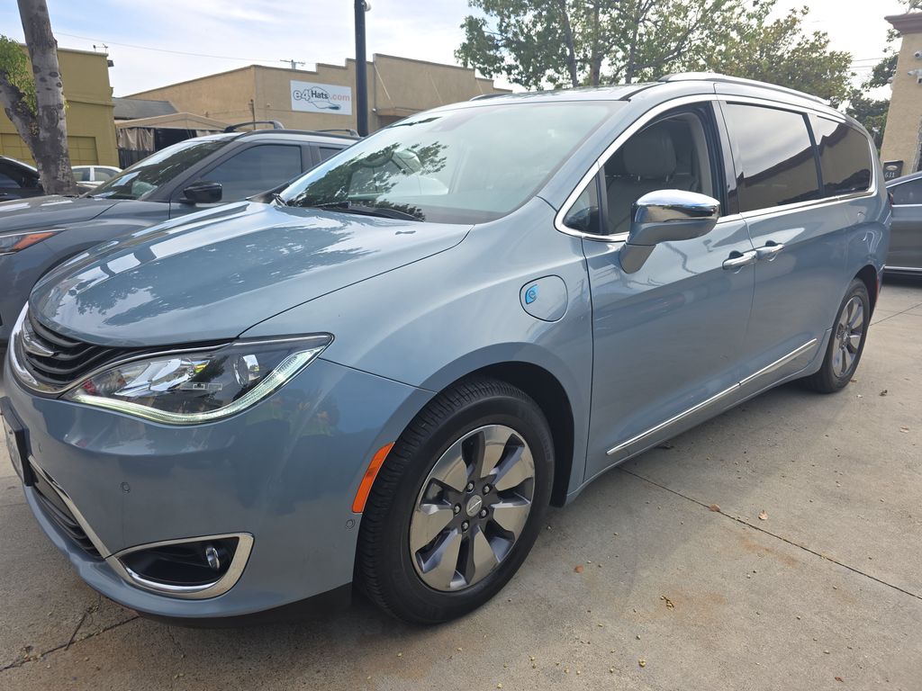 2017 Chrysler Pacifica Platinum photo
