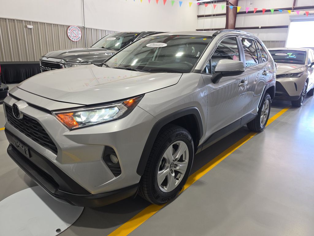 2021 Toyota RAV4 XLE photo