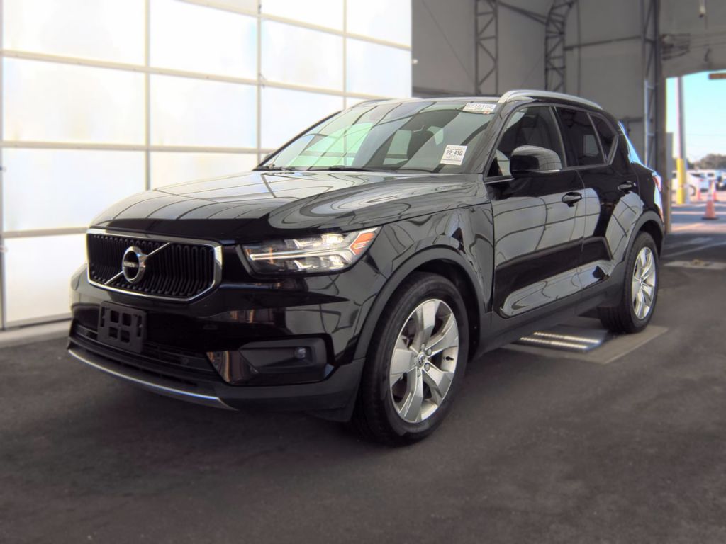 2021 Volvo XC40 Momentum photo