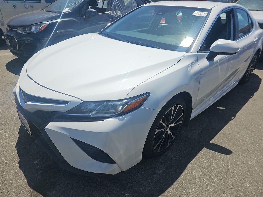 2019 Toyota Camry SE photo