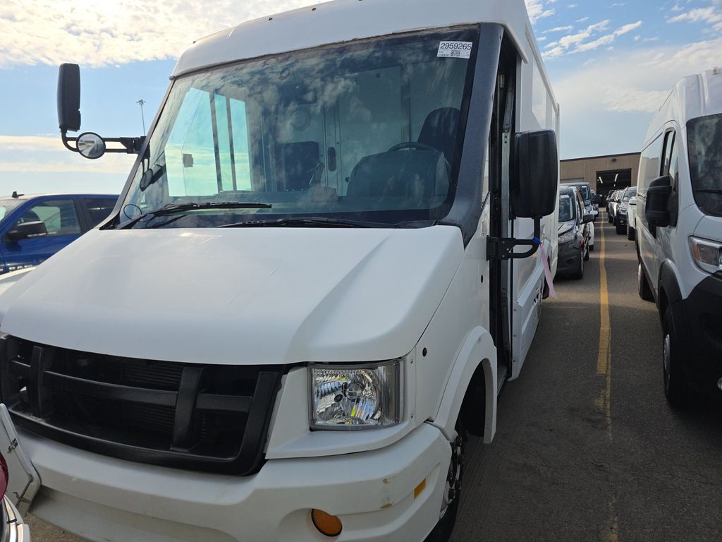 2012 Isuzu Reach photo