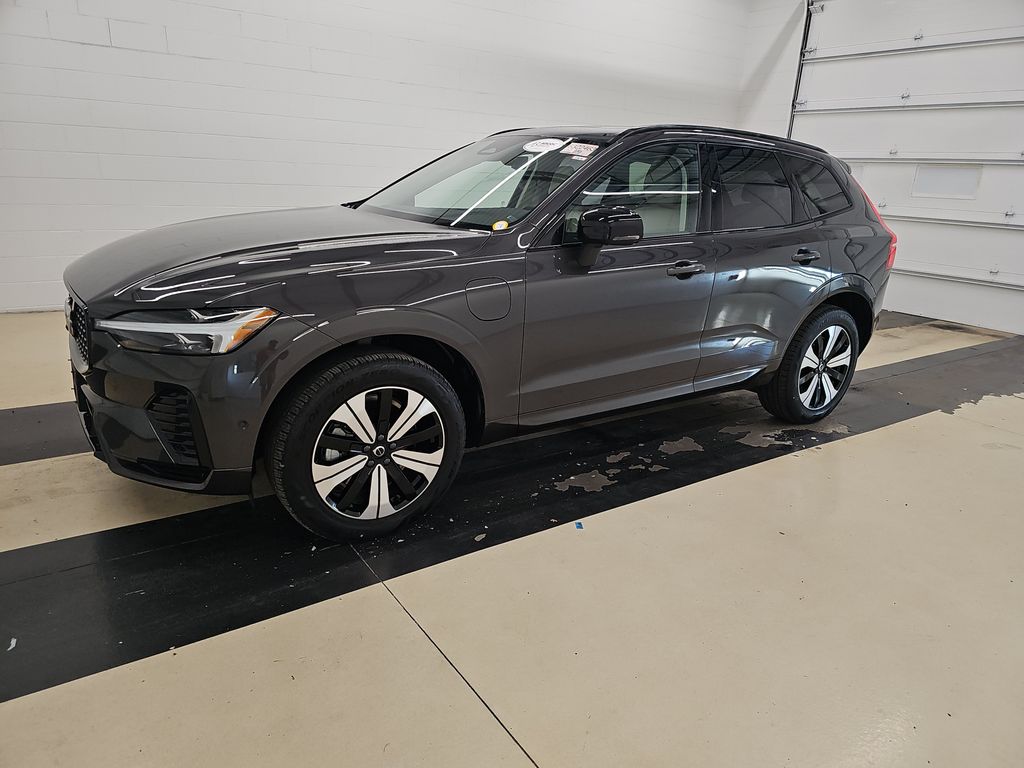 2025 Volvo XC60 Plus photo