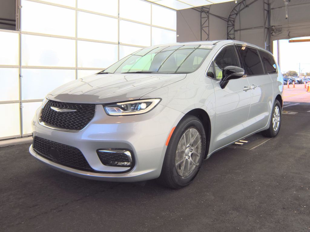 2026 Chrysler Pacifica Select photo