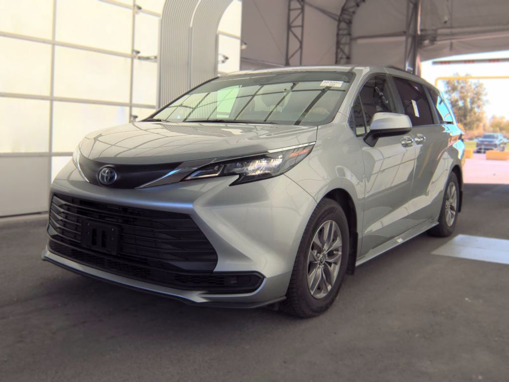 2025 Toyota Sienna LE photo