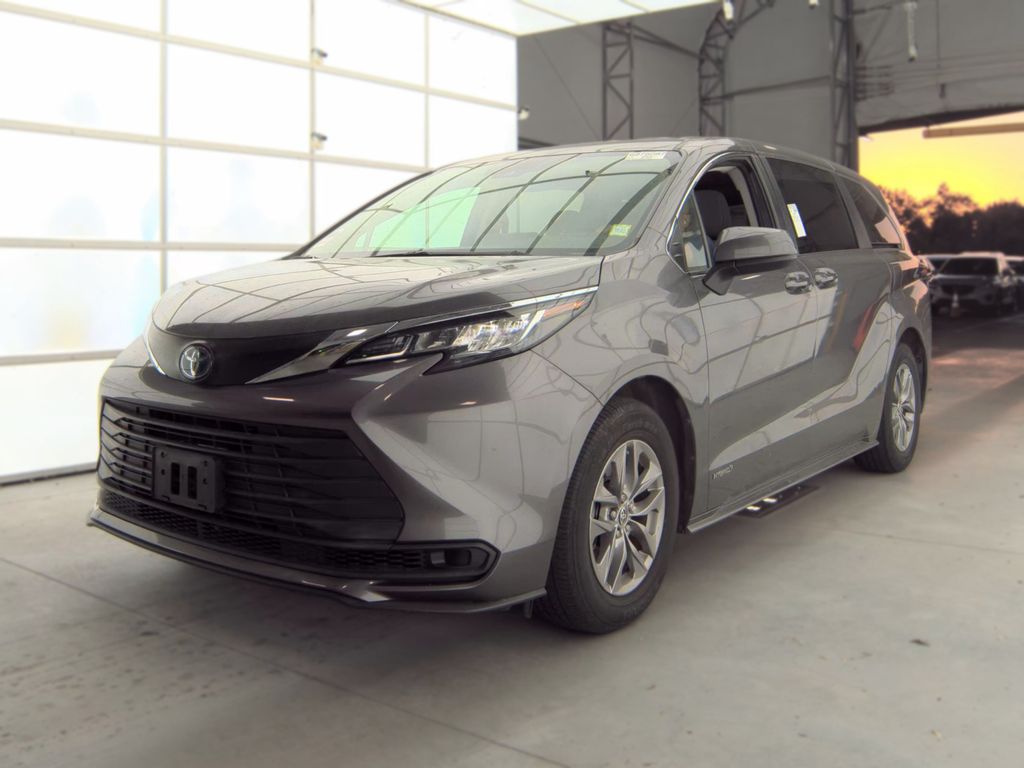 2021 Toyota Sienna LE photo
