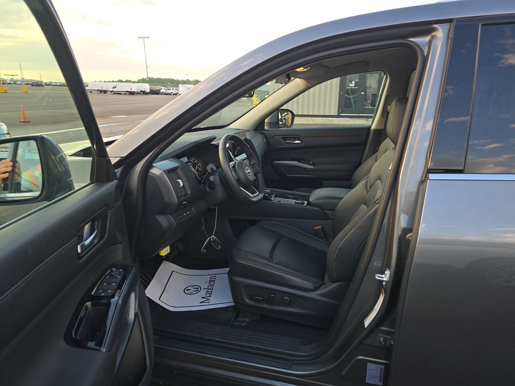 2025 Nissan Pathfinder SL photo