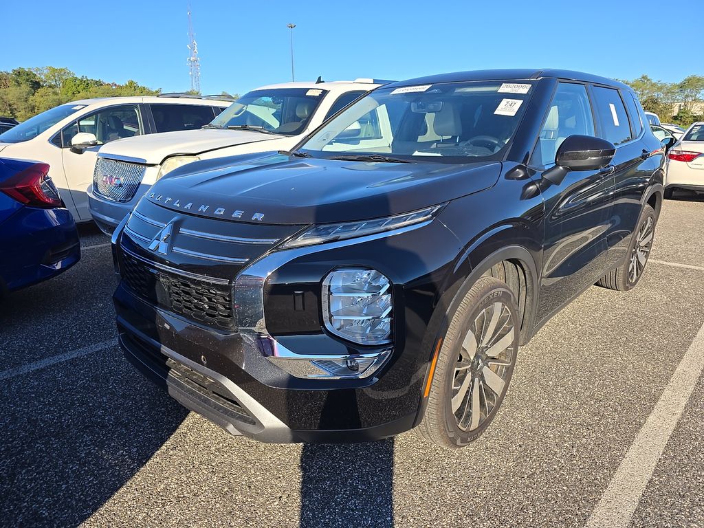2025 Mitsubishi Outland SE photo