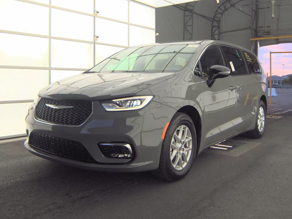 2025 Chrysler Pacifica Select photo