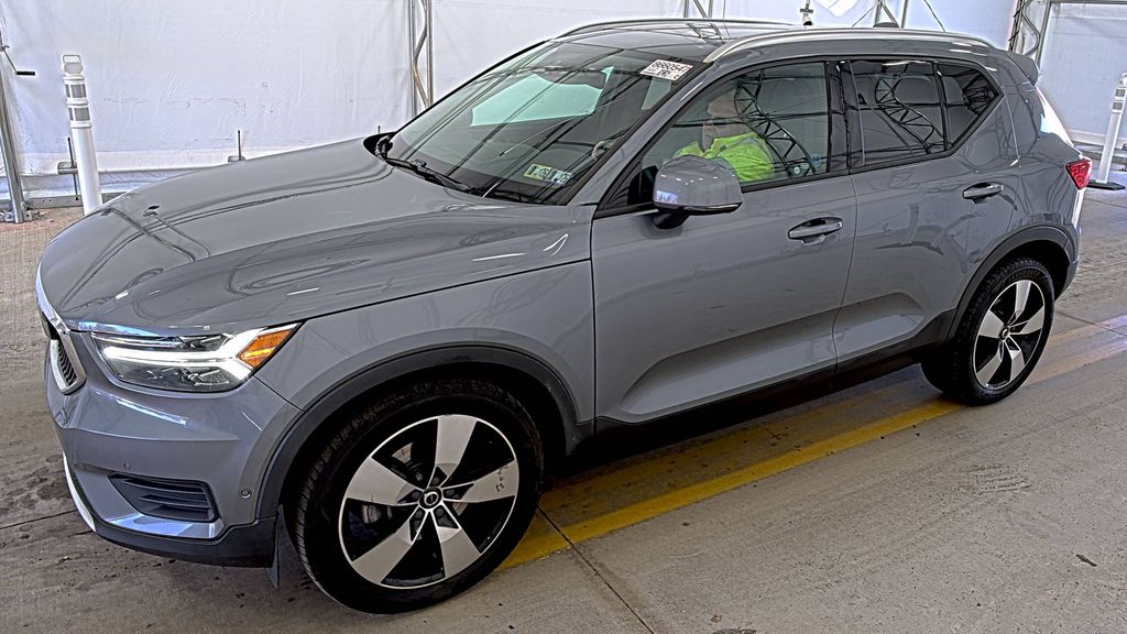 2019 Volvo XC40 Momentum photo