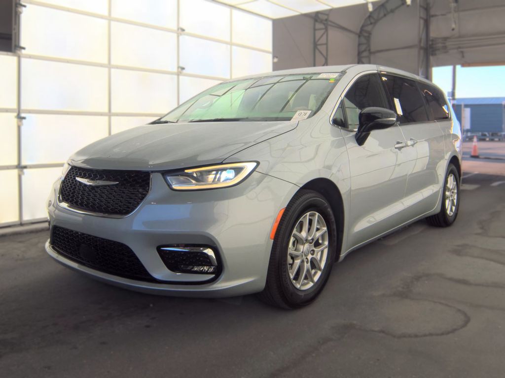 2026 Chrysler Pacifica Select photo