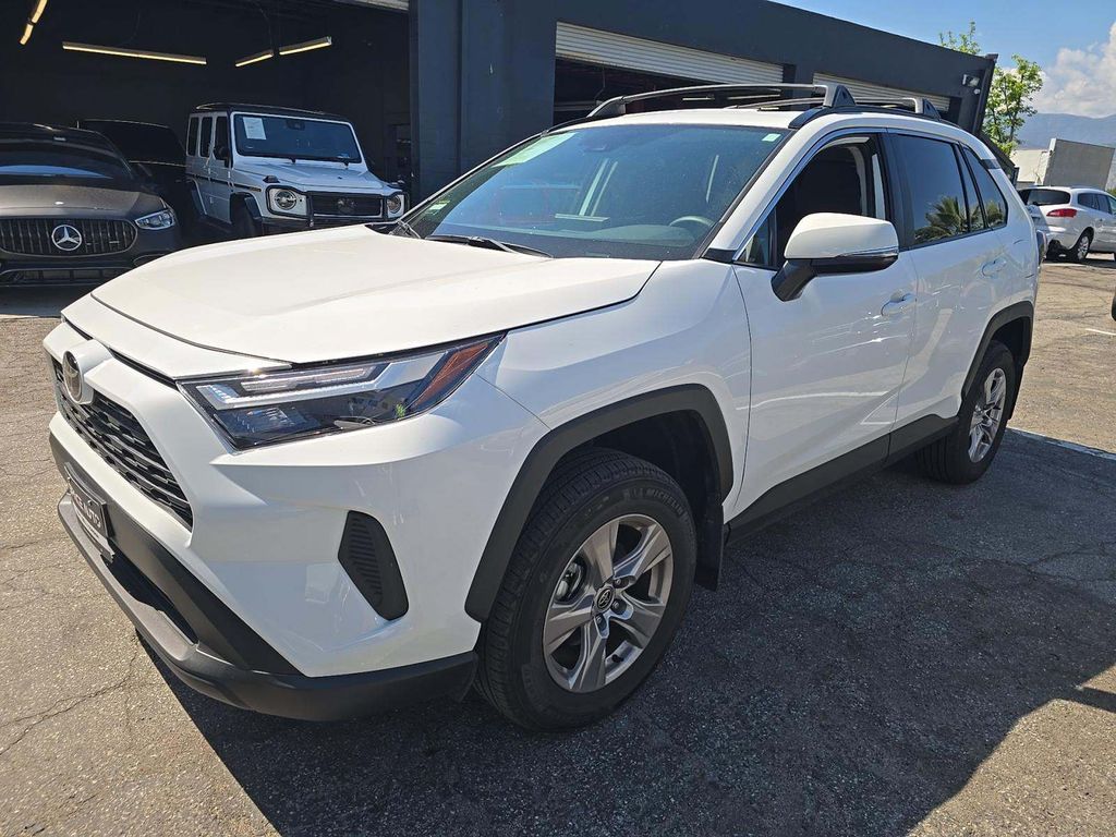 2025 Toyota RAV4 XLE photo