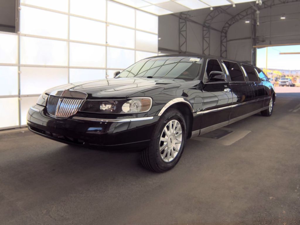 2000 Lincoln Town CAR Signature photo