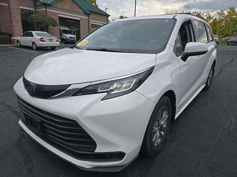 2021 Toyota Sienna LE photo
