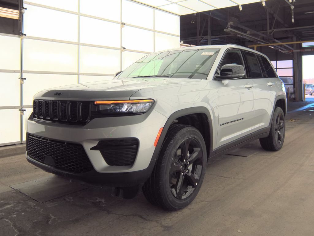 2025 Jeep Grand Cherokee Altitude photo