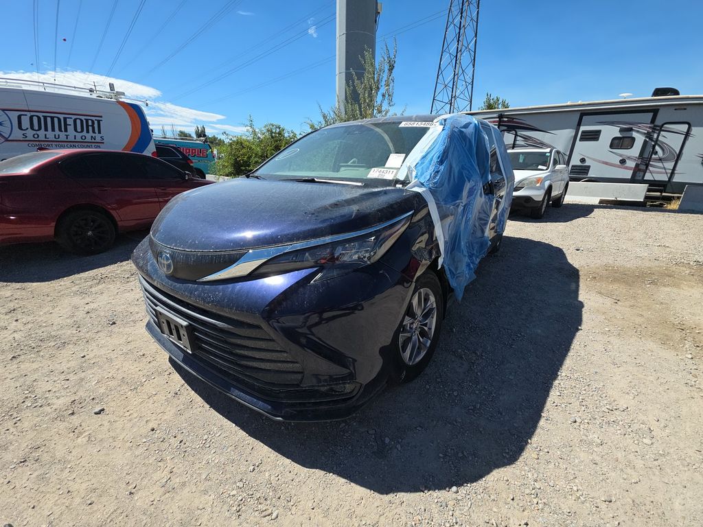 2025 Toyota Sienna LE photo