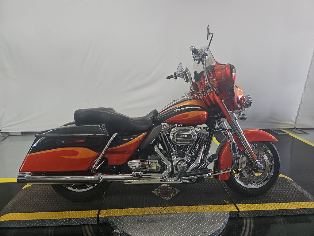 2013 Harley-Davidson FLHTCUSE8 photo