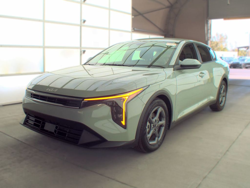 2025 Kia K4 LXS photo