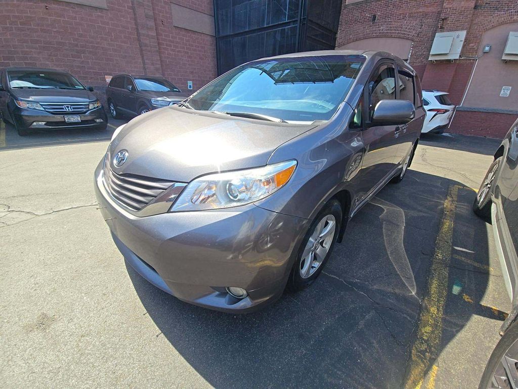 2017 Toyota Sienna LE photo