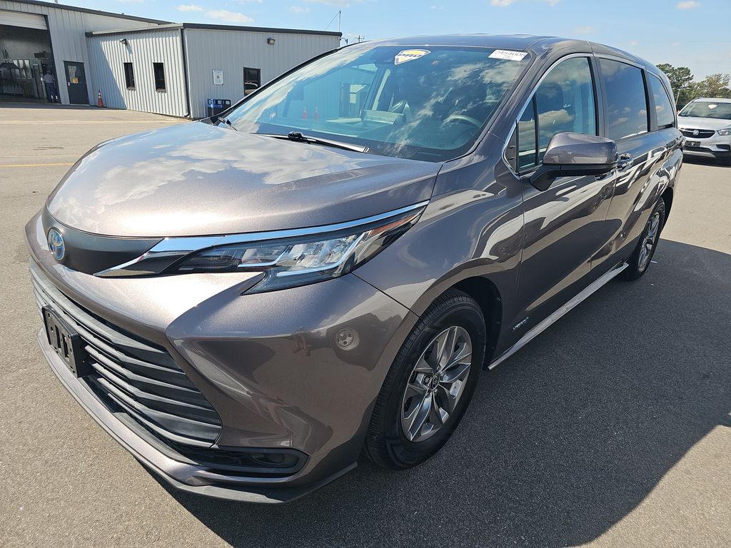 2021 Toyota Sienna LE photo